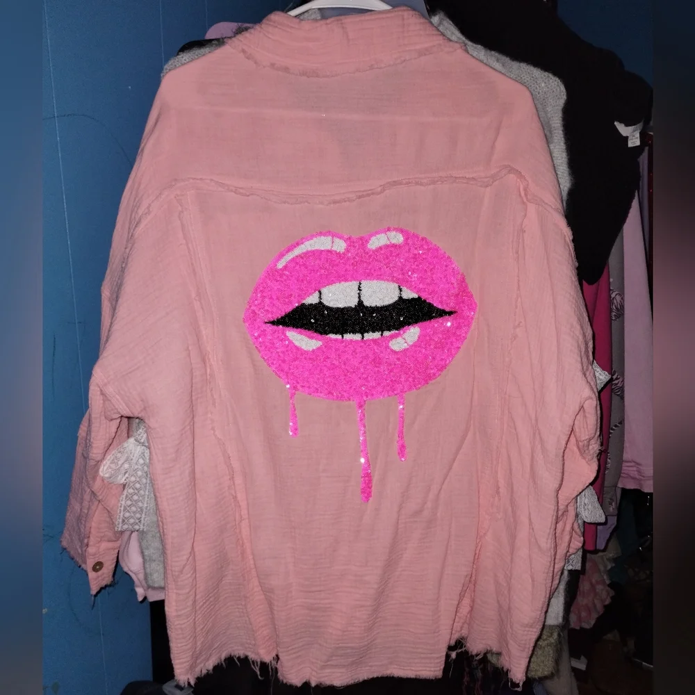 Fantastic Fawn NWOT Pink Sequin Lips Oversized Shacket Size Medium - Picture 1 of 3